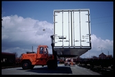 Lastning av container med en containertruck.