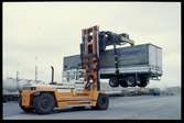 Förflyttning av lastbilstrailer med containertruck.