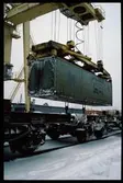 Lastning av SJ Sdgmns. Med container.
