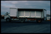 Svelast lastbil med sidoöppnad container.