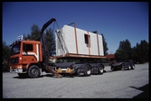 Överflyttning av last från containervagn till lastbil.