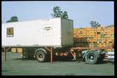 Lastning av container på lastbilssläp.
