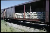 Sluten vagn SJ Hbis. lastad med säckar.