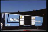 Maxi container på ett lastbilssläp.