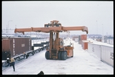 Containerlastning/lossning med truck.