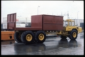 Lastbehållare transporteras på en Volvo BM 860.
