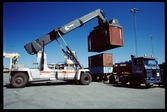 Lastning av container på lastbil.