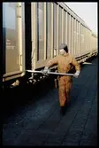 Bangårdsarbetare vid godsvagnar.