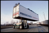 Containertruck som flyttar en container.