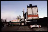 Lastning med containertruck.