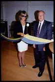 Man och kvinna vid invigning.