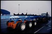Lastbil med släp för containertransport.