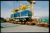 Lastning/lossning av släp på SJ Sdms-vagn. Längst till höger står SJ Sdms 81-74-471 4 028-3.