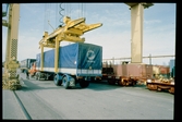 Lastning/lossning av släp med containerkran. Till höger i bild syns SJ Sdms 81-74-471 4 028-3. Statens Järnvägar.