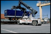 Lastning/lossning med containertruck av lastbilssläp.