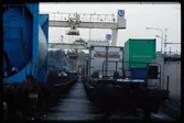 Lastning av containrar vid godsterminal.