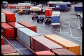 Containrar och lastbilssläp på godsterminal.