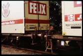 Växling av SJ Containervagnar med Felixmärkta jumbocontainrar, SJ jumbocontainer 1230550 och SJ jumbocontainer 123053. Statens Järnvägar.