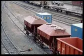Godsvagnar på bangård, däribland SJ Eaos 31-74-533 4 000-0. Statens Järnvägar.