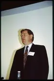 Man vid föredrag.