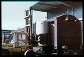 Lastning av godsvagn med truck.