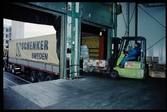 Lastning/lossning av gods till/från lastbilscontainer med hjälp av truck CLARK H 2599.