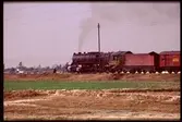 Ånglok med godsvagnar, Indien.