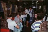 Personal och resenärer i Restaurangvagn.