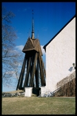 Klockstapeln vid Husby-Oppunda kyrka.