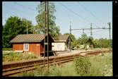 Hällberga station med godsmagasinet i förgrunden.