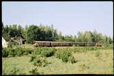 Trafikaktiebolaget Grängesberg–Oxelösunds Järnvägar, TGOJ Bt med personvagnar vid Byringe station.