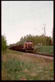 Trafikaktiebolaget Grängesberg–Oxelösunds Järnvägar, TGOJ V10 702 med godsvagnar öster om Eklången station.