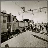 Från Trafikaktiebolaget Grängesberg - Oxelösunds Järnvägar, TGOJ:s styrelseresa maj 1956. Oxelösund - Flen - Västmanlands Järnväg, OFWJ A 8 är loket med personvagnen Köping - Hults Järnväg, KHJ C 35.