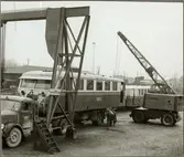 Lastning av Trafikaktiebolaget Grängesberg - Oxelösunds Järnvägar, TGOJ YB0t 20 rälsbuss på lastbil med hjälp av kran.