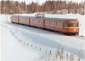 Trafikaktiebolaget Grängesberg - Oxelösunds Järnvägar, TGOJ Yoa104 rälsbusståg på linjen mellan Mellösa och Flens Övre under vintertid.