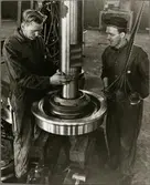 Arbete i Trafikaktiebolaget Grängesberg - Oxelösunds Järnvägar, TGOJ verkstad i Eskilstuna.