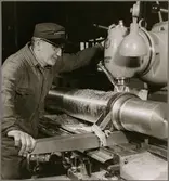 Svarvning på Trafikaktiebolaget Grängesberg - Oxelösunds Järnvägar, TGOJ verkstad i Eskilstuna.