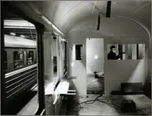 En vagn målas av Erik Andersson i Trafikaktiebolaget Grängesberg - Oxelösunds Järnvägar, TGOJ verkstad, Eskilstuna.