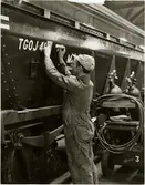 Trafikaktiebolaget Grängesberg - Oxelösunds Järnvägar, TGOJ M4 malmvagn numreras på verkstaden i Eskilstuna.