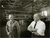 Lagbasen Torsten Tollin och Förste Verkmästare David Pilstad med Trafikaktiebolaget Grängesberg – Oxelösunds Järnvägar, TGOJ Ma 407 i bakgrunden.