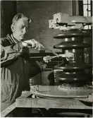 Alvar Larsson målar huvudströmbrytaren som sista moment efter revision av Trafikaktiebolaget Grängesberg – Oxelösunds Järnvägar, TGOJ Ma 407.