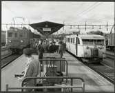 Statens Järnvägar, SJ D 367 och ett rälsbusståg med Trafikaktiebolaget Grängesberg - Oxelösunds Järnvägar, TGOJ Yo8 längst fram står inne på Frövi station.