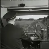 Vy från förarplats i en rälsbuss.