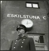 Stins Gustaf Blom framför Eskilstuna C stationshus.