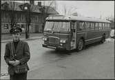 Busspersonal och buss på vägen utanför Kopparberg stationshus.