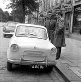 Vespa på fyra hjul.
Augusti 1958.