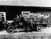 På Alingsås bryggeris gård är företagets lastbil fotograferad, troligen i samband med bilens leverans 1 maj 1921. Lastbilen är av det engelska fabrikatet Brockway och har massiva hjul, 4 cylindrig motor, kardandrift, gaslyktor och avlastad bakaxel. Männen porträtterade vid bilen är, från vänster, Hjalmar Möller, Gunnar Frödeberg, Herr Odqvist, Ivar Karlsson och Sten Möller.