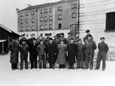 Anställda vid Alingsås bryggeri. Främre raden från vänster: Karl Axel Andersson, Edvin Larsson, Kamrer Herr Forslund, Ägare och disponent Sten Möller, Kontorist Einar Stångberg, Gustav Larsson, Arthur Kronberg, Bengt Fahlström. Bortre raden från vänster: Nils Gustavsson, Herr Nyman, Synerska Britta Samuelsson, Sigfrid Linusson, Chaufför Åke Hansson, Gunnar Ekstrand, Arvid Andersson, Synerska Fru Annie Larsson, Nils Granberg.