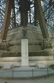Gustave Eiffels byst framför tornet
