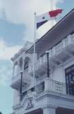 Palacio de las Garzas, presidentens kontor och bostad, Panamas flagga och devis Pro mundi Benefico